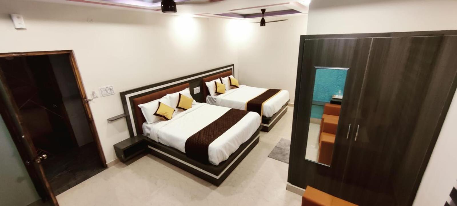 Aadya Inn New Luxury Hotel 티루파티 외부 사진
